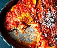 Μελιτζάνες με σάλτσα ντομάτας και παρμεζάνα