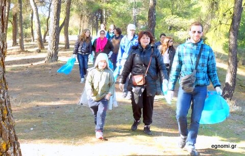 Καθαρίζουν το Πάρκο στην Πηγή