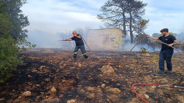 ΜΑΛΑΚΩΝΤΑΣ: Φωτιά έκανε στάχτη μια αποθήκη (VIDEO)