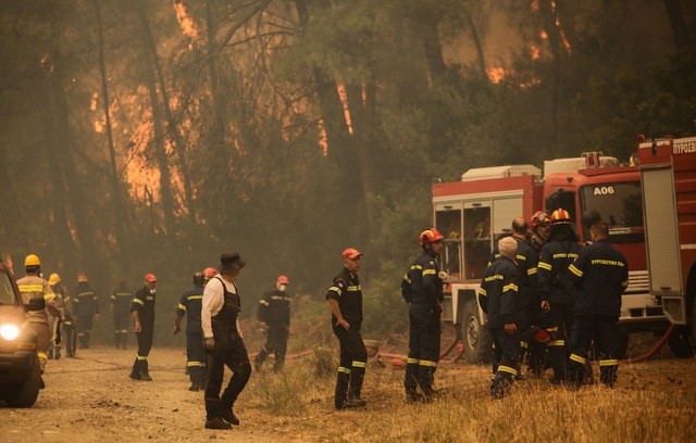 ΕΥΒΟΙΑ-ΦΩΤΙΑ: Οχυρώνονται τα Ψαχνά με χωματουργικά μηχανήματα και υδροφόρες του στρατού