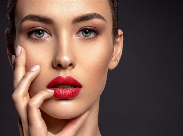 Έτσι θα αφαιρέσετε λεκέδες από μακιγιάζ στα ρούχα!