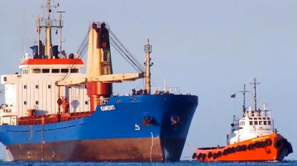 ΛΙΜΑΝΙ ΜΑΝΤΟΥΔΙΟΥ-EYBOIA: Φορτηγό πλοίο κόλλησε στην άμμο