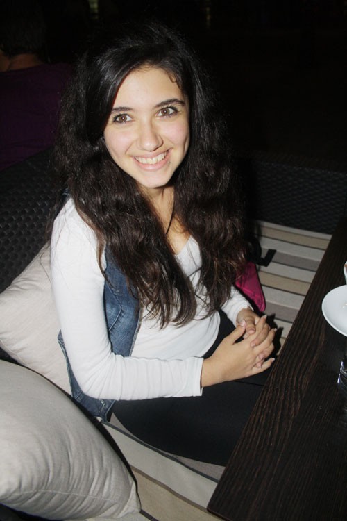 Τα «χώνει» με χαμόγελο