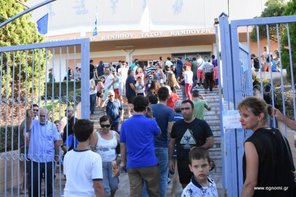 Πανικός στο κλειστό Κανήθου, έμεινε κόσμος έξω από το γήπεδο