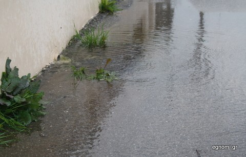 Πισίνα πίσω από τους Αγίους Ευβοείς