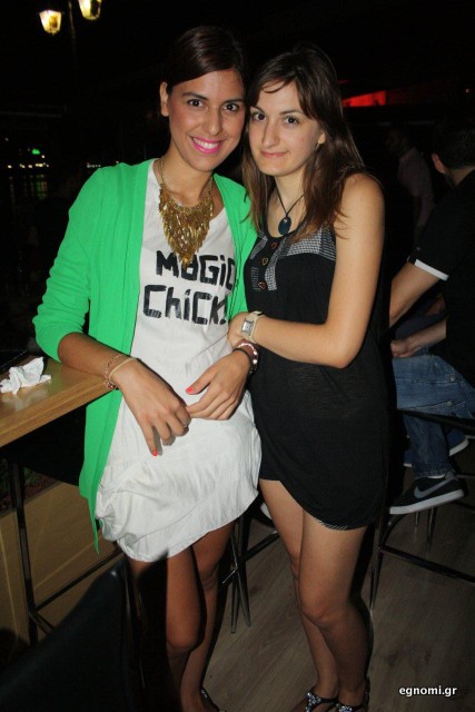 Η μία φεύγει, η άλλη μένει