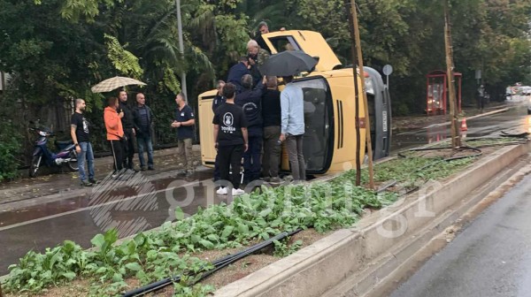ΧΑΛΚΙΔΑ ΟΔΟΣ ΑΡΕΘΟΥΣΗΣ: Φορτηγάκι τούμπαρε στη μέση του δρόμου