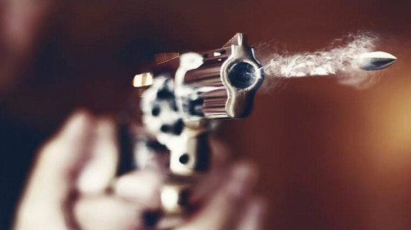 Οργανωμένος οπαδός δέχθηκε τρεις σφαίρες έξω από το σπίτι του