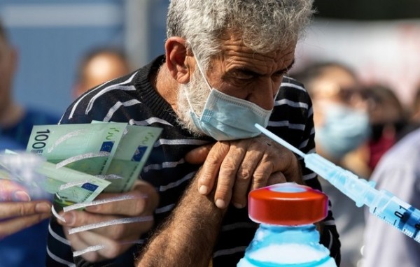 Αναστέλλεται από την Παρασκευή το πρόστιμο των 100 ευρώ για τους μη εμβολιασμένους