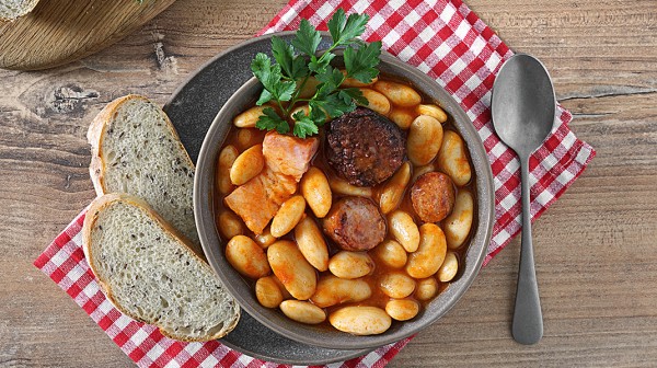 Γίγαντες με λουκάνικο στον φούρνο