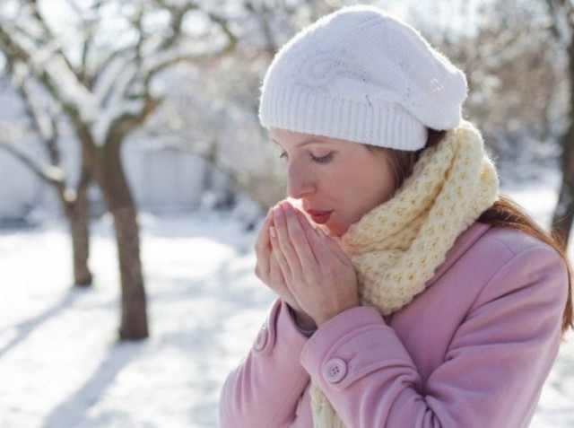 Παιχνίδι στο χιόνι χωρίς γάντια; Τα χέρια σου θέλουν ενυδάτωση τώρα!