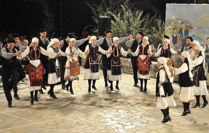 Χορεύουν σήμερα στα Οινόφυτα