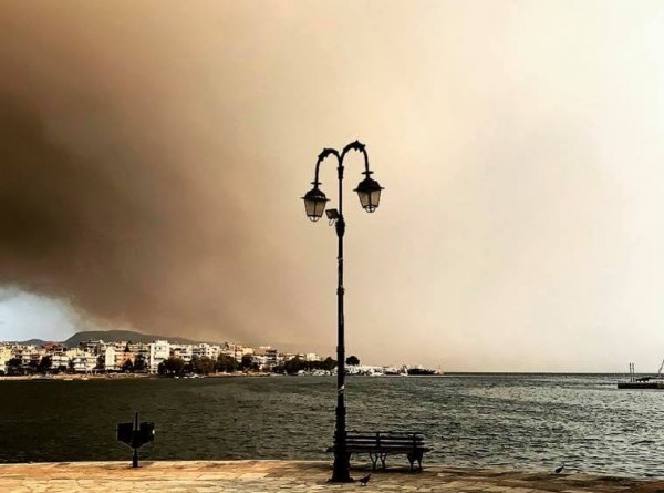 Αποπνικτική η ατμόσφαιρα και στη Χαλκίδα λόγω της πυρκαγιάς στο Κοντοδεσπότι