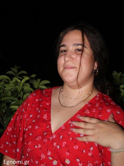 Λάμπει και το δείχνει η γλυκιά Εύη!