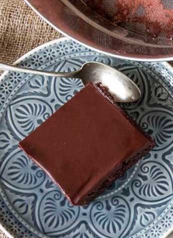 Σοκολατόπιτα σιροπιαστή με πραλίνα φουντουκιού