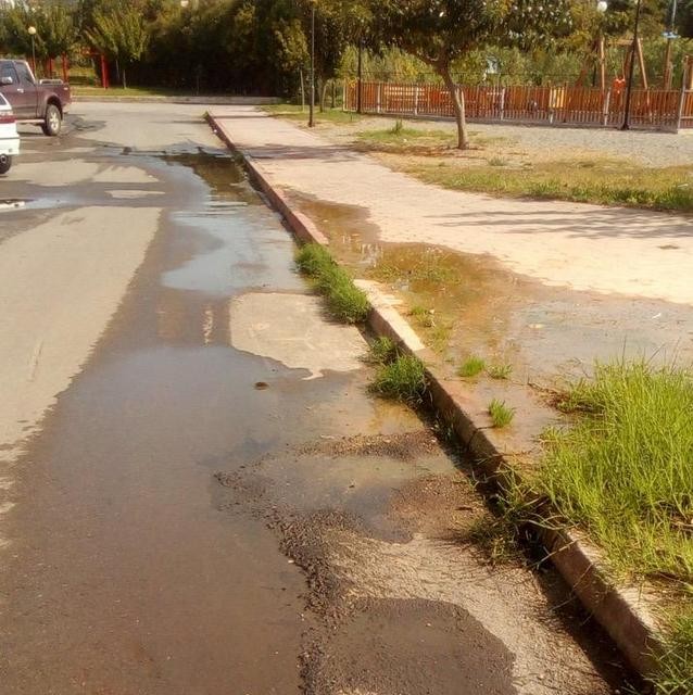 ΧΑΛΚΙΔΑ: Προκλητική αδιαφορία της ΔΕΥΑΧ για την διαρροή νερού στην οδό Μακεδονίας