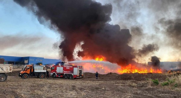 ΡΙΤΣΩΝΑ: Κάηκε ολοσχερώς η μονάδα ανακύκλωσης ελαστικών