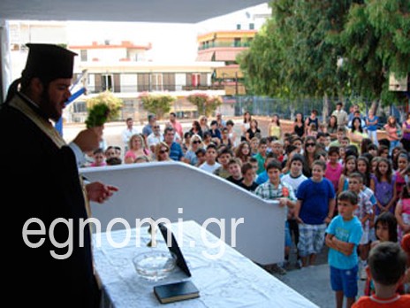 Αγιασμός με 145 κενά και δύο μόλις βιβλία!