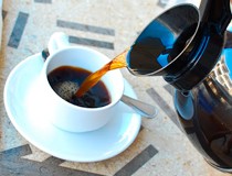 Δύο φίλες στην καφετέρια