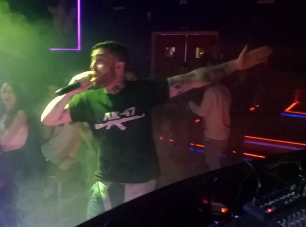 Tus.. Χτύπησε με όπλοπολυβόλο στο Vardin Club