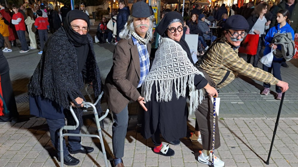 ΧΑΛΚΙΔΑ: Ο γέρος και η γριά έκλεψαν την παράσταση σε αποκριάτικο δρώμενο