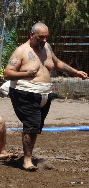 ΑΡΤΑΚΗ: Έγιναν αγώνες σούμο κάτω από τον καυτό ήλιο (Φωτογραφίες)