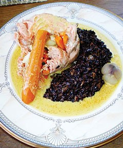 Σολομός με μαύρο ρύζι και φουντούκια