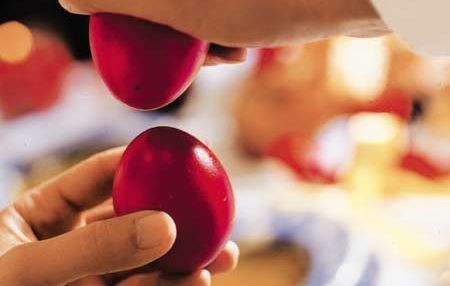 Φέτος το Πάσχα να τσουγκρίσουμε μόνο αβγά!