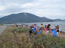 Οι μαθητές της Δροσιάς καθάρισαν τις ακτές