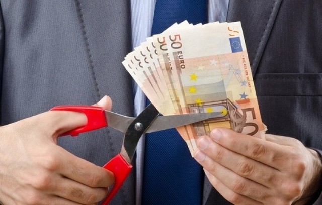 Νέες μειώσεις μισθών για δημόσιους και ιδιωτικούς υπαλλήλους