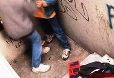 Την έσπασε στο ξύλο για να της πάρει το κινητό!