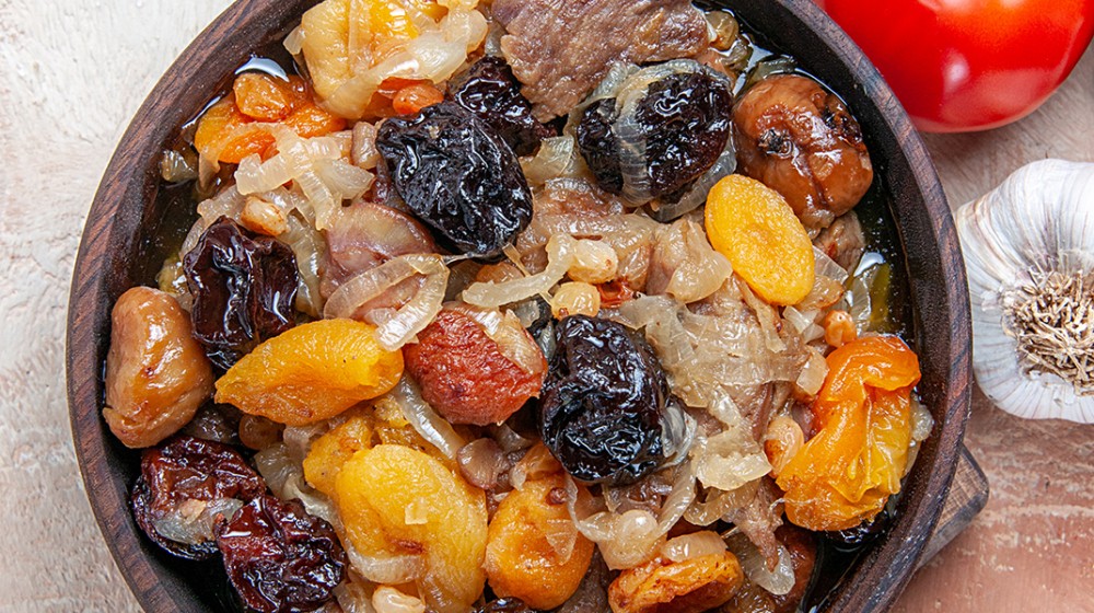 Αρνί στη γάστρα με αποξηραμένα φρούτα