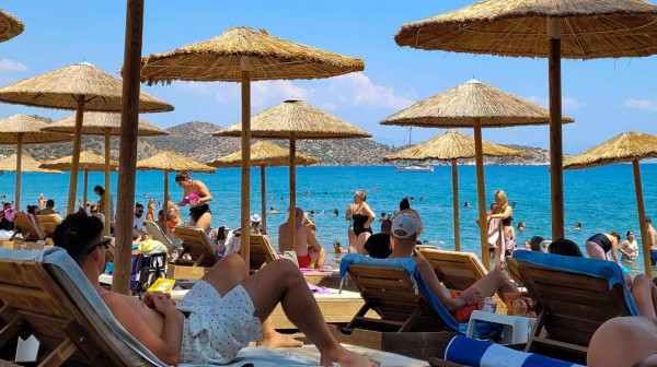 Όταν «καίει» η τιμή της ξαπλώστρας