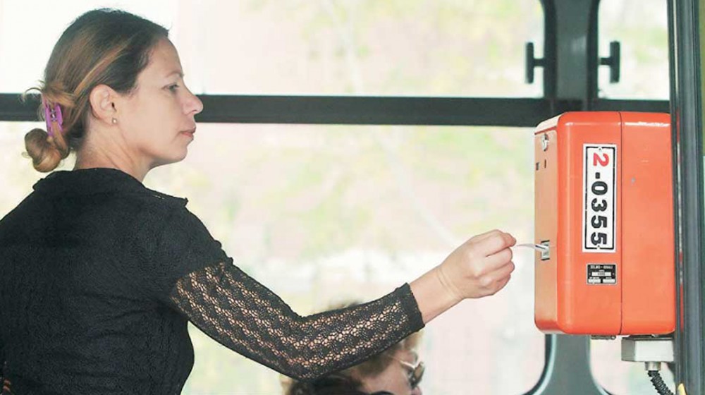 Συνελήφθη 17χρονος που παρίστανε τον ελεγκτή εισιτηρίων σε λεωφορεία- Έκοβε πρόστιμα και έπαιρνε λεφτά από τους επιβάτες