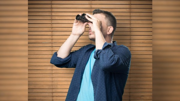 Όταν σου λένε να κοιτάξεις διακριτικά...