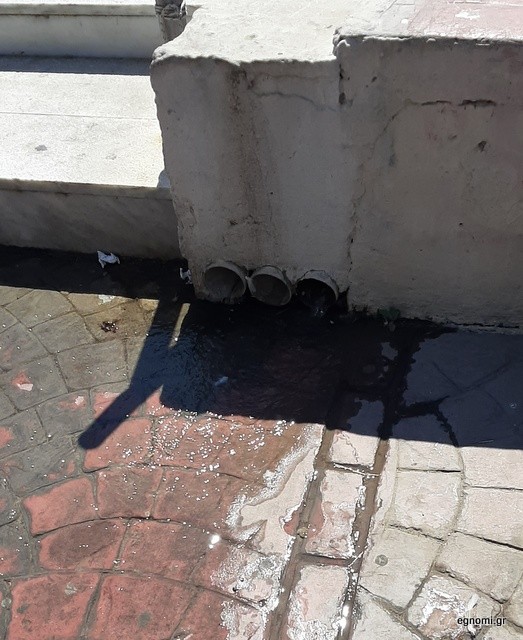 ΠΛΑΤΕΙΑ ΑΓΟΡΑΣ-ΧΑΛΚΙΔΑ: Τρέχει, τρέχει, τρέχει το νερό και είναι επικίνδυνο για τους πολίτες (VIDEO)