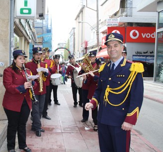 Αντίο με φιλαρμονική και θέατρο