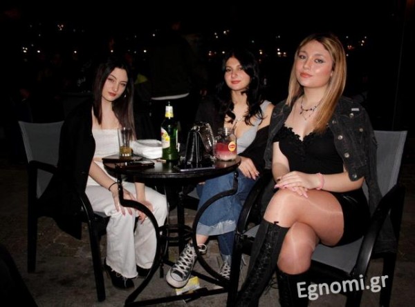 Αγαπούν το ηλιοβασίλεμα οι τρεις φίλες!