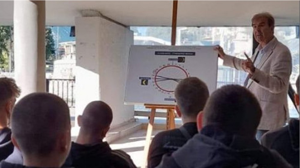 ΧΑΛΚΙΔΑ: Απόστρατος αξιωματικός της Αστυνομίας παρουσιάζει το παλιρροϊκό φαινόμενο σε μαθητές