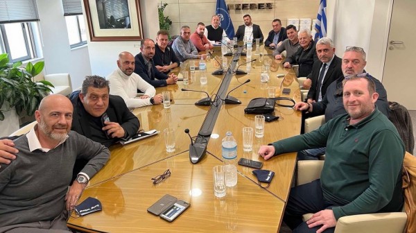 ΚΑΤΑΓΓΕΛΙΑ: Η κυβέρνηση στέλνει στα παγκάκια τους Έλληνες για να πιουν τον καφέ τους