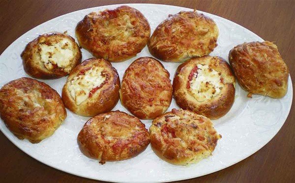 Ανοιχτά πιτάκια με τυριά