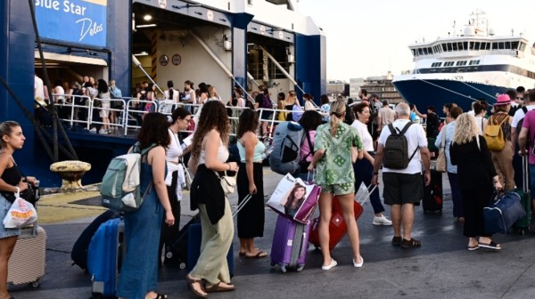 ΛΙΜΑΝΙ-ΠΕΙΡΑΙΑΣ: Επιβάτες είδαν σορό γυναίκας να επιπλέει στη θάλασσα