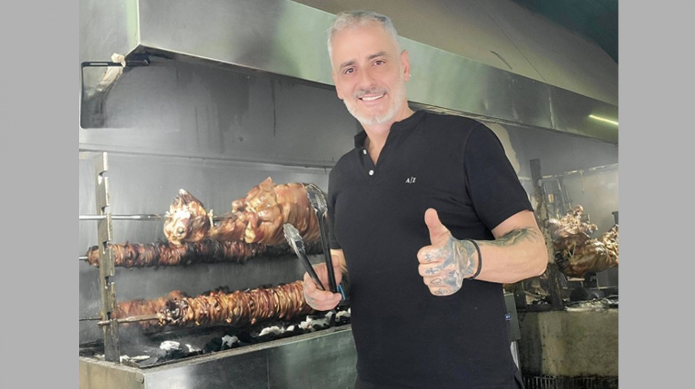 ΣΤΑΥΡΟΣ ΚΑΡΛΑΤΗΡΑΣ: Μαστόρικο ψήσιμο με τέχνη και χαμόγελο!