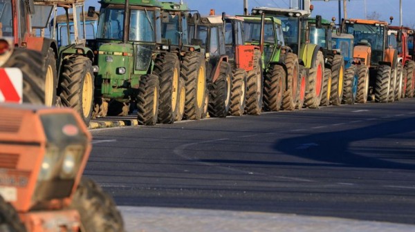 ΑΓΡΟΤΕΣ: Στις 18:30 το συλλαλητήριο της Τρίτης στην Αθήνα - Ο Χρυσοχοΐδης ζήτησε να μην κατέβουν με τρακτέρ