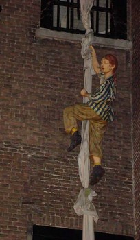 Απέδρασαν απ'τον Κορυδαλλό με σεντόνια!