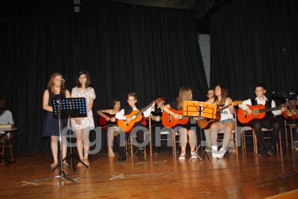 Καλωσόρισαν το καλοκαίρι με μπουζούκια