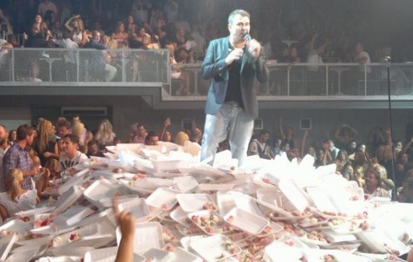 Ένα... βουνό λουλούδια για τον Ρέμο