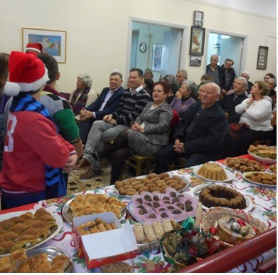 Οι μαθητές αγκάλιασαν τους ηλικιωμένους