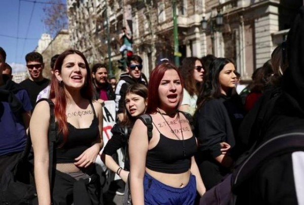 ΑΘΗΝΑ: Πάνω από 50.000 κόσμος στη διαδήλωση διαμαρτυρίας για τα Τέμπη