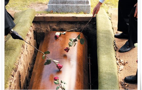 Οι βουλευτές κήδεψαν και το Σύνταγμα της Ελλάδας